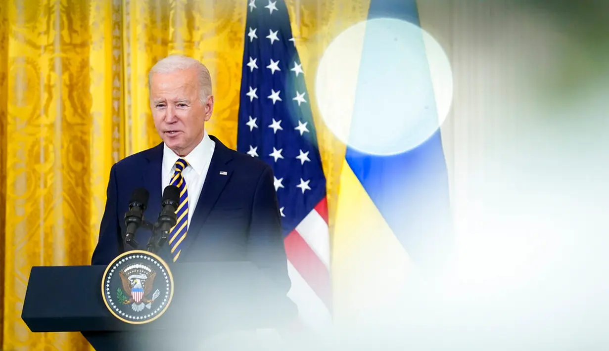 Presiden Amerika Serikat Joe Biden berbicara dalam konferensi pers dengan Presiden Ukraina Volodymyr Zelenskyy di Ruang Timur Gedung Putih, Washington, Amerika Serikat, 21 Desember 2022. Menurut seorang pejabat senior pemerintah AS, Biden dan Zelenskyy pertama kali membahas gagasan kunjungan tersebut selama panggilan telepon pada 11 Desember, dengan undangan resmi menyusul tiga hari kemudian. (AP Photo/Andrew Harnik)