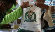 Penyaluran bantuan untuk meringankan beban masyarakat dalam memenuhi kebutuhan konsumsinya di tengah kenaikan harga beras. (Liputan6.com/Herman Zakharia)