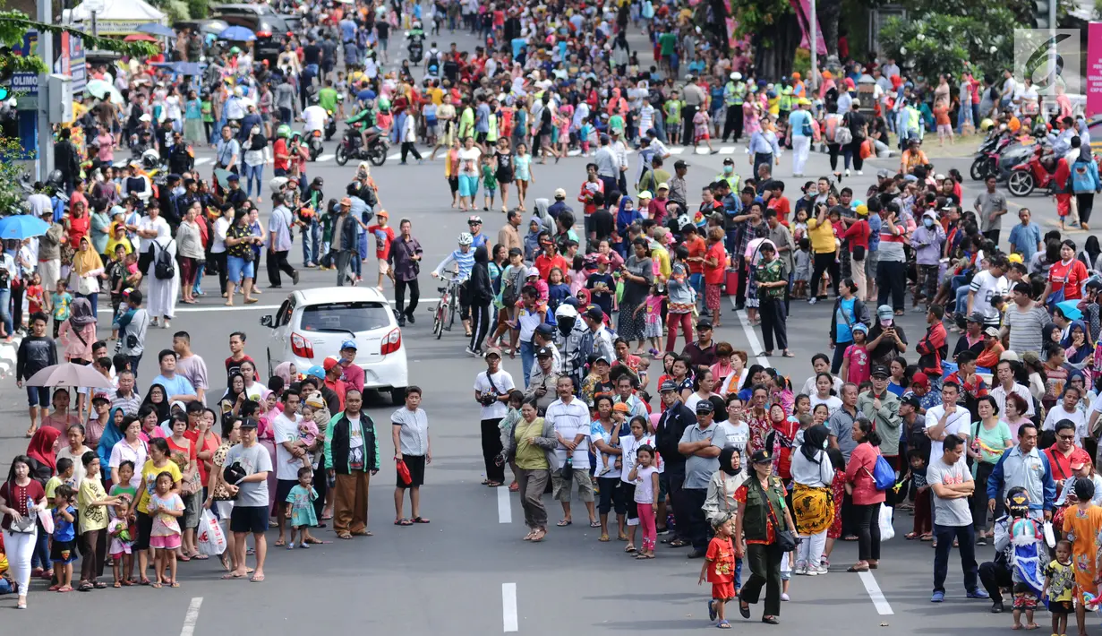 Warga memadati ruas Jalan Gajah Mada dan Hayam Wuruk, Jakarta untuk menyaksikan karnaval Cap Go Meh 2018, Minggu (4/3). Beragam atraksi budaya ditampilkan dalam karnaval perayaan Cap Go Meh 2018 di kawasan Glodok Jakarta. (Liputan6.com/Helmi Fithriansyah)