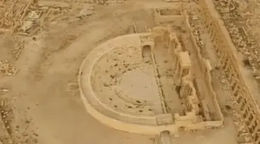 Pantauan udara dari kota bersejarah Palmyra di Homs Governorate, Suriah, 28 Maret 2016. Kota yang berada dibawah Kekaisaran Romawi, Palmyra merupakan salah satu kota metropolis pedagangan terbesar didaerah tersebut. (REUTERS / Rossiya 24)