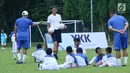 Pelatih sepak bola memberikan arahan kepada anak-anak pra sejahtera dalam pelatihan sepak bola YKK Asia Group Kids Footbal Clinic di Ciputat, Tangerang Selatan, Sabtu (7/10). (Liputan6.com/Fery Pradolo)