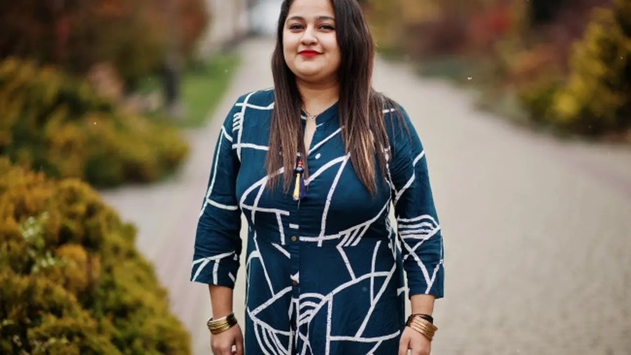 Model Tunik Batik untuk Orang Gemuk agar Terlihat Langsing (Credit: ASphotofamily/freepik)