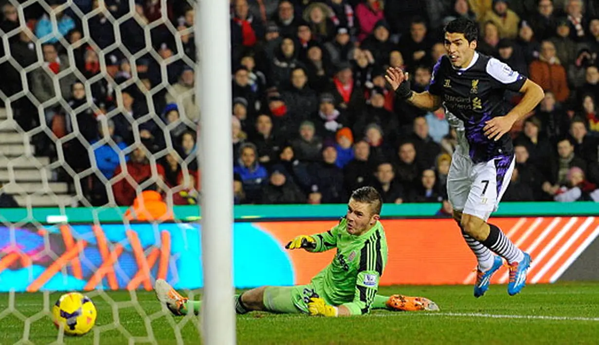Luis Suarez (kanan) mencetak gol kedua untuk Liverpool, melewati kiper Stoke City Jack Butland saat pertandingan sepak bola Liga Utama Inggris antara Stoke City melawan Liverpool di The Britannia stadion, pada (12/01/14) waktu setempat.(Foto: AFP/Andrew Y