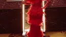 Krisdayanti saat momen bernyanyi dengan busana serba merah di salah satu acara. (Foto: Instagram/krisdayantilemos)