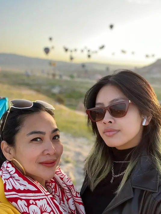 Saat sedang berdua seperti ini, Feni Rose dan Audi sering dibilang seperti kakak beradik lho. (FOTO: instagram.com/fenirose/)