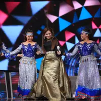 Pedangdut Ayu Ting Ting didapuk menjadi pembuka dalam konser megah dalam rangka ulang tahun ke-22 Indosiar. Ayu sukses menyemarakkan suasana sebagai konser pembuka. (Adrian Putra/Bintang.com)