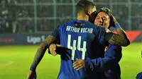 Bek Arema, Arthur Cunha da Rocha dipeluk ayahnya setelag pertandingan melawan Persib di Stadion Kanjuruhan, Kabupaten Malang (30/7/2019). (Bola.com/Iwan Setiawan)