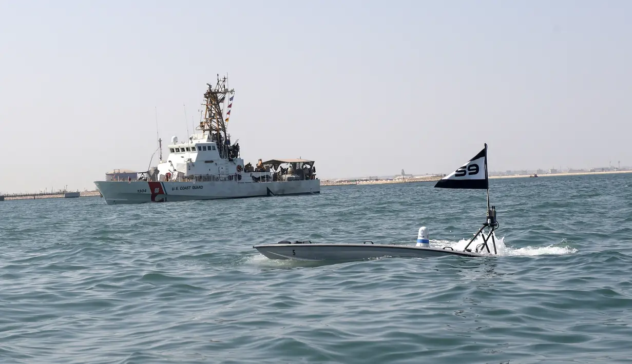 Sebuah kapal permukaan tak berawak (USV) T-12 Man-Portable Tactical Autonomous Systems (MANTAS) berlayar di perairan Teluk di depan kapal Penjaga Pantai Bahrain saat latihan angkatan laut bersama antara Komando Armada ke-5 AS dan pasukan Bahrain, 26 Oktober 2021. (MAZEN MAHDI/AFP)