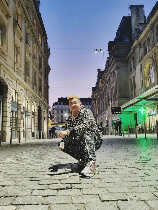 Ia bangga bisa membuktikan karya bisa membawanya terbang ke kota yang diidamkan banyak orang. (Sumber: Instagram/denny_caknan)