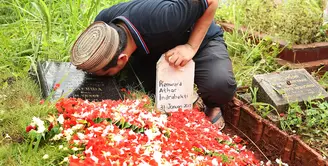 Anak ke-3 Indra Bekti dan Aldila Jelita, Kenward Athar Indrabekti kini sudah kembali ke hadapan Sang Pencipta. Jenazahnya pun kini sudah dikebumikan tepat di sebelah makam kedua orang tua Bekti. (Bambang E. Ros/Bintang.com)