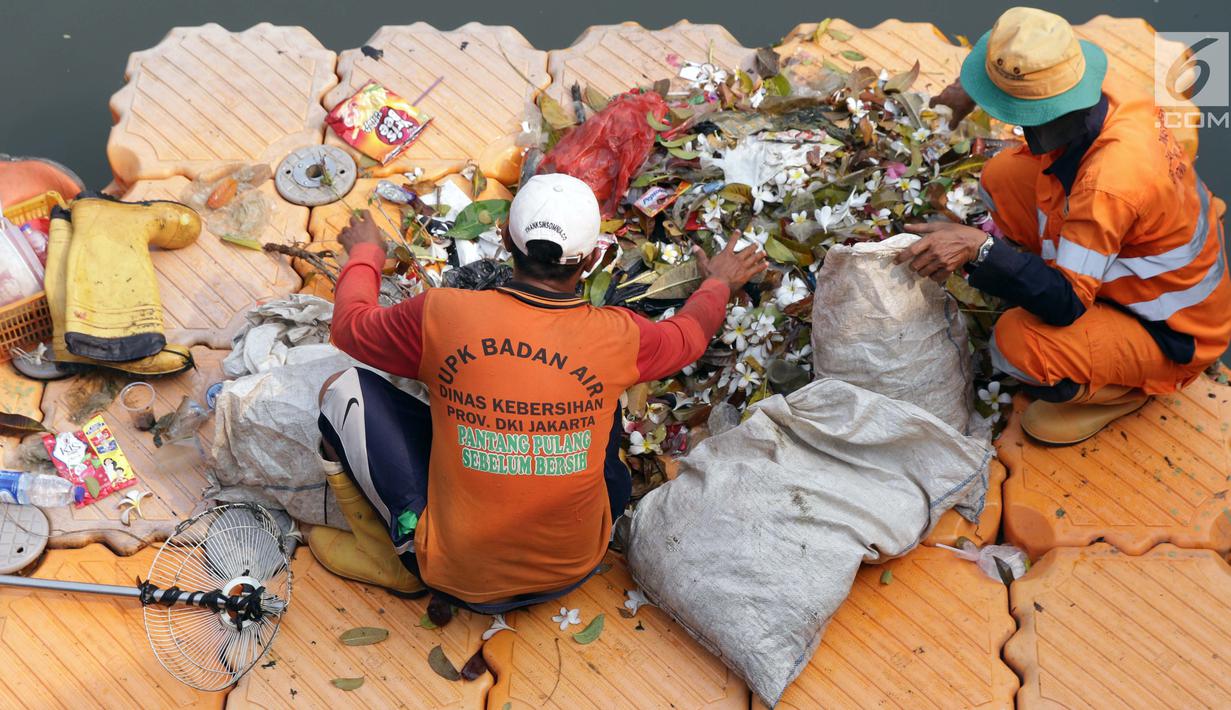 Petugas UPK Badan Air Pemprov DKI Jakarta membersihkan ceceran sampah di sepanjang Anak Sungai Ciliwung yang membelah kawasan Jalan Gajah Mada dan Hayam Wuruk, Selasa (9/7/2019). Pembersihan ini untuk menghindari penumpukan sampah dan memperlancar aliran air. (Liputan6.com/Helmi Fithriansyah)
