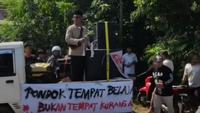 Massa geruduk Ponpes di Pati, geram kelakuan terduga pelaku pencabulan puluhan santriwati. (Liputan6.com/Arief Pramono)