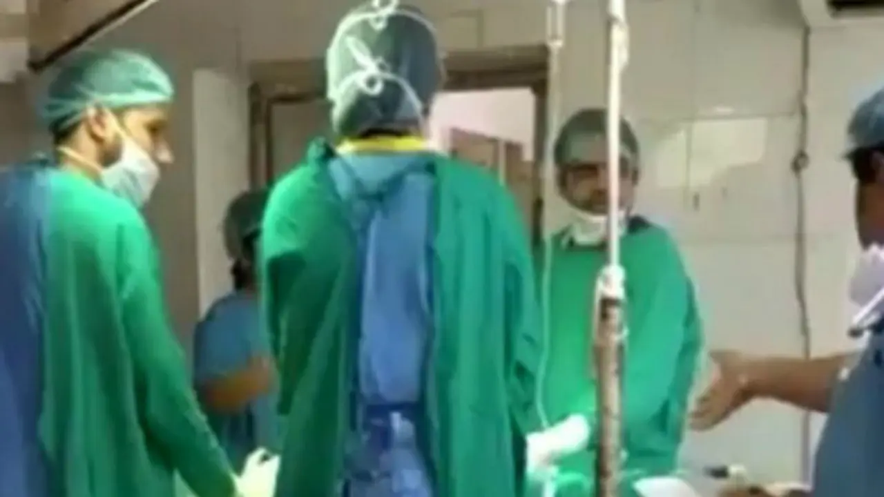 Dokter India adu argumen