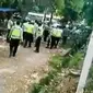 Seorang pemuda menyerang tiga anggota polisi di kawasan Cikokol. 