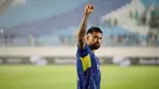 Kapten Arema FC, Julian Guevara berselebrasi kepada Aremania usai mengalahkan Persik Kediri di Stadion Kanjuruhan, Malang, Minggu (11/1/2026). (Bola.com/iwan Setiawan)