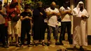Sejumlah pria muslim salat di lokasi sebuah van yang menabrak pejalan kaki di Finsbury Park Road, London utara, Senin (19/6). Polisi masih terus menyelidiki apakah tabrakan ini murni kecelakaan atau terdapat unsur kesengajaan. (DANIEL LEAL-OLIVAS / AFP)