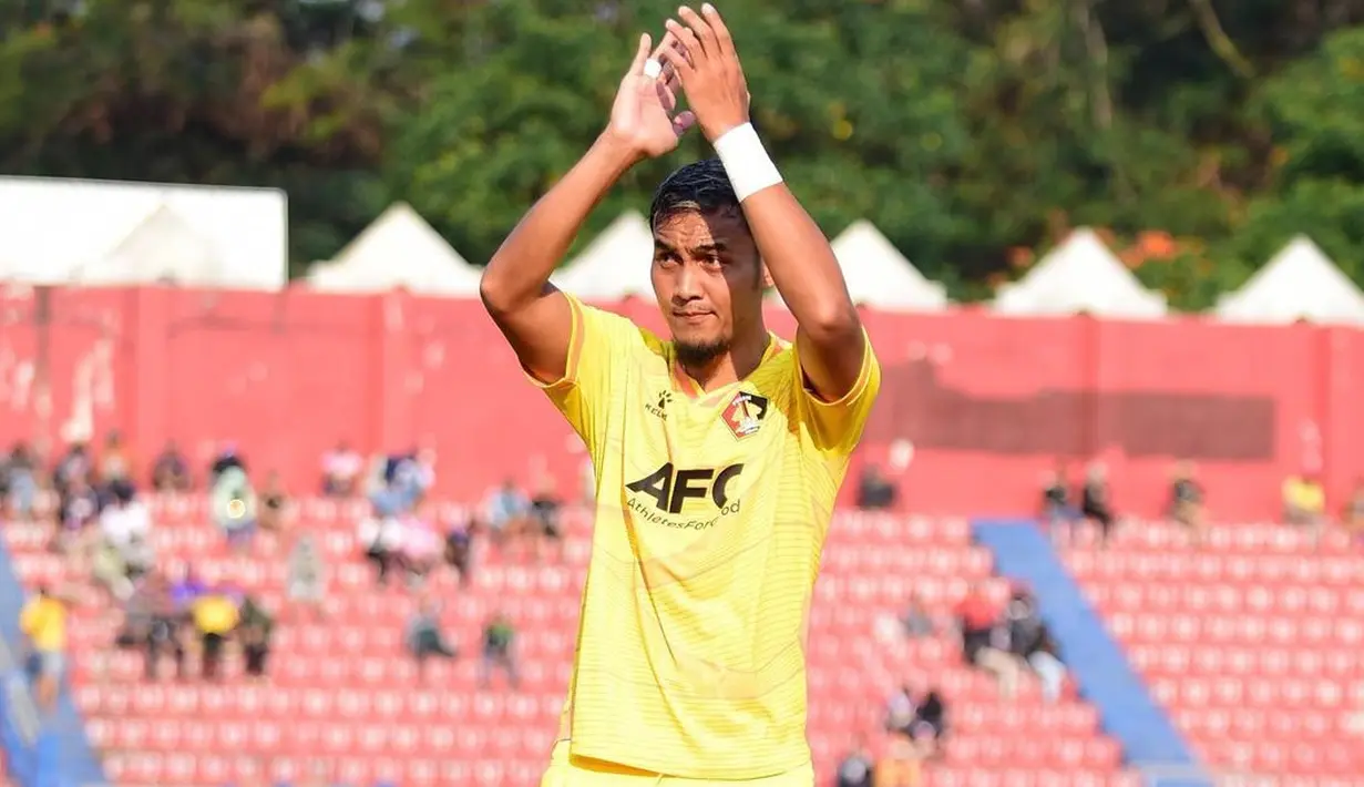 Rumah tangga pesepakbola Gunawan Dwi Cahyo dan Okie Agustina sedang di ujung tanduk.  Ya, Okie melayangkan gugatan cerai terhadap Gunawan setelah beredar foto jalan dengan wanita lain. [Instagram/gunawandwicahyo13]