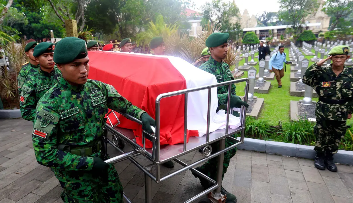 Personel Tentara Nasional Indonesia (TNI) saat iring-iringan jenazah Jenderal TNI (Purn) Ryamizard Ryacudu jelang pemakaman di Taman Makam Pahlawan Nasional, Kalibata, Jakarta, Senin (1/6/2026). (Kapanlagi.com/Budy Santoso)