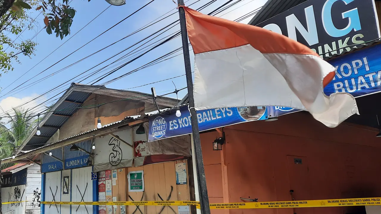 Bendera Indonesia berkibar di depan Asrama Dewan Revolusi yang disegel, Jumat (09/04/2021), (Liputan6.com/Rino Abonita)
