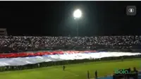 Aremania mengibarkan bendera Merah Putih raksasa di Stadion Kanjuruhan, sebelum laga Arema Cronus melawan Mitra Kukar.
