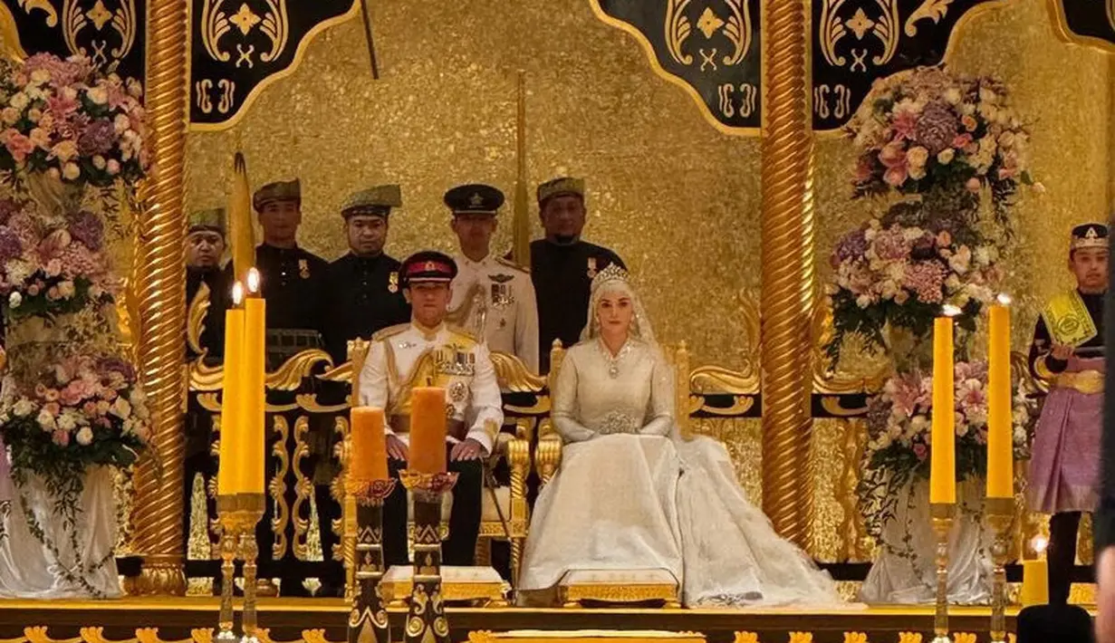 Di Balai Singgahsana Indera Buana atau aula tahta kerajaan Istana Nurul Iman didekorasi dengan mewah. Kedua mempelai pun duduk berdampingan di pelamin dengan dekorasi keemasan dan hiasan bunga warna pastel dan lilin kuning. [@jenatira]