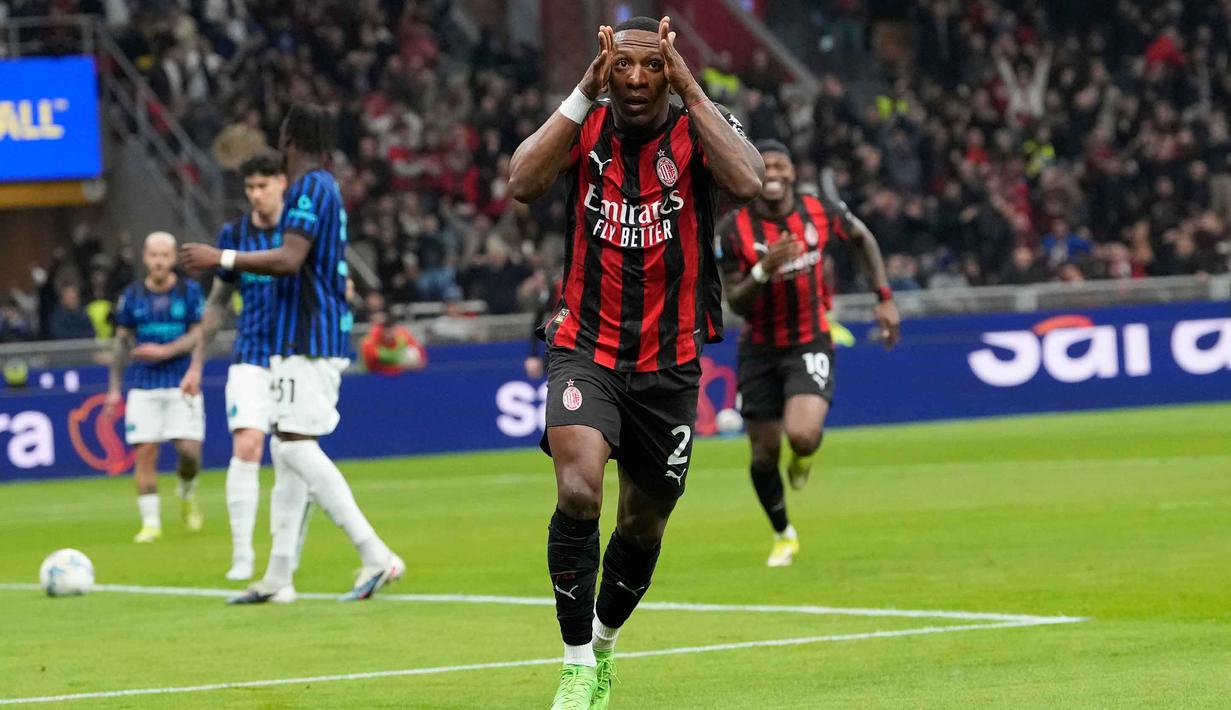Menit ke-35, melalui skema serangan cepat, Pervis Estupinan sukses mencetak gol dan membawa Rossoneri memimpin. Tampak dalam foto, pemain AC Milan, Pervis Estupinan merayakan golnya pada pertandingan pekan ke-28 Serie A Italia 2025/2026 melawan Inter Milan, di Stadion San Siro, Minggu 8 Maret 2026 waktu setempat atau Senin (9/3/2026) dini hari WIB. (AP Photo/Luca Bruno)