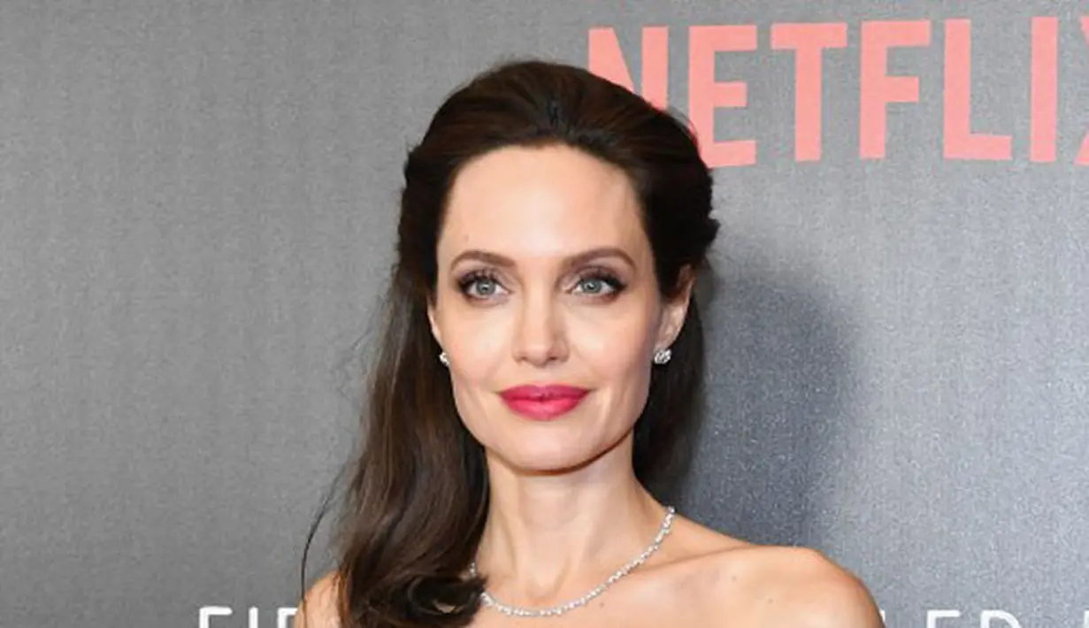 Untuk itu, saat diwawancara Angelina Jolie juga hanya ingin ditanya seputar film terbarunya, bukan soal perceraian yang cukup membuatnya terpuruk selama setahun belakangan ini. (AFP/Dia Dipasupil)