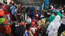 Petugas medis dan tim penyelamat bersiap di peron sekitar lokasi kecelakaan Kereta Api Jarak Jauh (KAJJ) Argo Bromo Anggrek dengan Kereta Rel Listrik (KRL) Commuter Line di stasiun Bekasi Timur, Bekasi, Jawa Barat pada Selasa 28 April 2026. (Aditya Irawan/AFP)