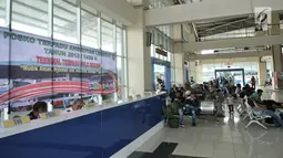 Aktivitas calon pemudik saat menunggu bus di Terminal Pulo Gebang, Jakarta, Minggu (3/6). Mudik lebih awal dipilih untuk menghindari kemacetan serta penumpukan penumpang. (Merdeka.com/Iqbal Nugroho)