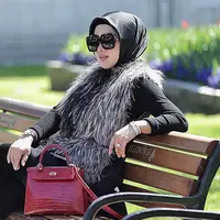 Bersama dengan keluarga, beberapa hari lalu Syahrini menunaikan ibadah umrah. Selain itu, pelantun lagu Sesuatu itu juga menjalani syuting untuk vidio klip berjudul I love You Allah.(Instagram/princessyahrini)