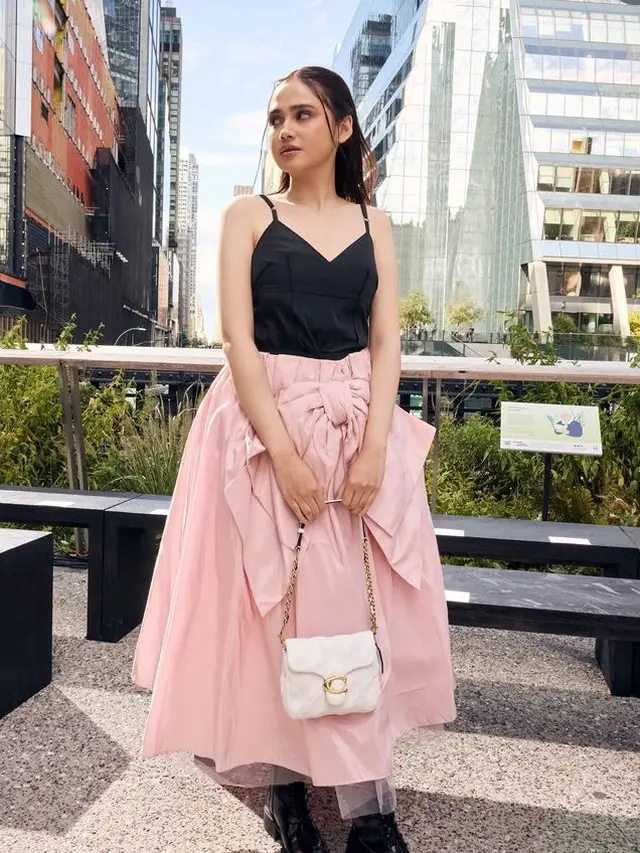 Syifa Hadju saat Hadir di Fashion Week Internasional. [@syifahadju]