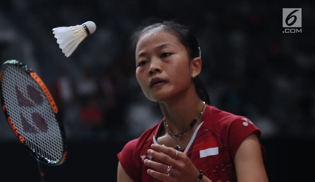 Tunggal putri Indonesia, Fitriani saat melawan Kirsty Gilmour (Skotlandia) pada babak pertama Indonesia Masters 2018 di Istora Senayan, Jakarta, Rabu (24/1). Fitriani unggul 20-22, 21-15, 21-16. (Liputan6.com/Helmi Fithriansyah)