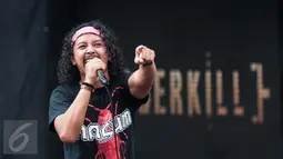 Aksi panggung vokalis band Burgerkill saat tampil di festival metal "Hammersonic 2017" di Ecopark Ancol, Jakarta, Minggu (7/5). Festival Metal terbesar di Asia Tenggara ini mengahadirkan Band Metal seperti Megadeath. (Liputan6.com/Gempur M. Surya)