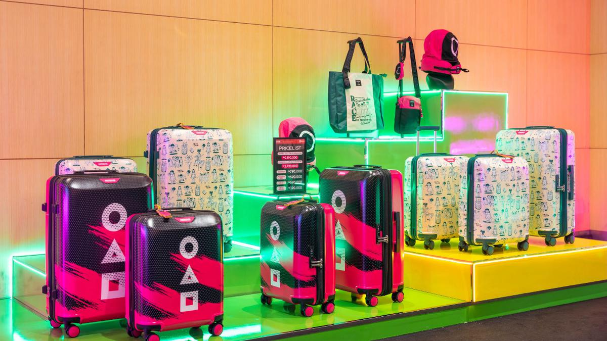 Squid Game Masuk Dunia Travel, Kolaborasi Eksklusif Bersama American Tourister dari Koper hingga Neck Pillow