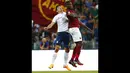 Mapou Yanga-Mbiwa (AS Roma - kanan) berduel udara dengan Nene (Hellas Verona) saat berlaga dilanjutan Serie A Italia di Stadion Olimpiade, Roma (27/9/2014). AS Roma unggul dua gol tanpa balas atas Hellas Verona. (REUTERS/Tony Gentile)