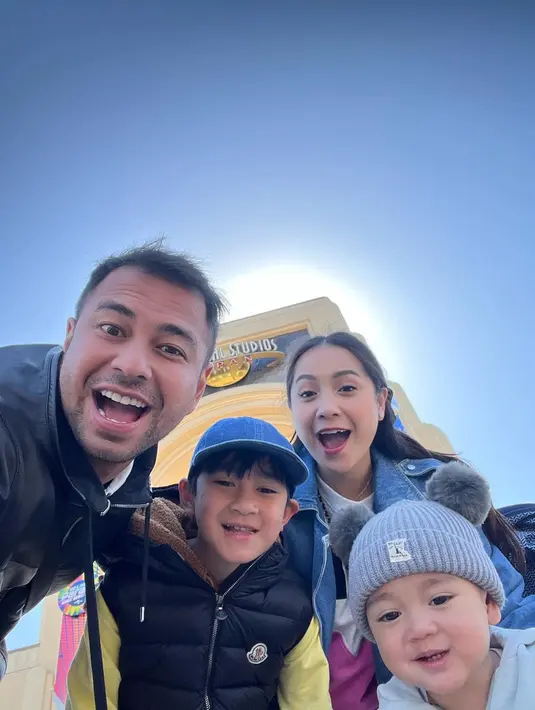 Kehidupan keluarga Raffi Ahmad dan Nagita Slavina begitu harmonis. Apalagi kehadiran anak kedua mereka yakni Rayyanza menambah kehangatan keluarga. Rafatar yang beranjak remaja juga terlihat tampan dalam foto ini. (Liputan6.com/IG/@raffinagita1717)