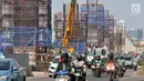 Kepadatan arus kendaraan di sekitar proyek 6 Ruas Tol Dalam Kota tahap pertama seksi Kelapa Gading-Pulo Gebang, Jakarta, Minggu (15/7). Rencananya proyek ini terdiri atas ruas tol Kemayoran-Kampung Melayu 9,6 kilometer. (Merdeka.com/Iqbal S. Nugroho)