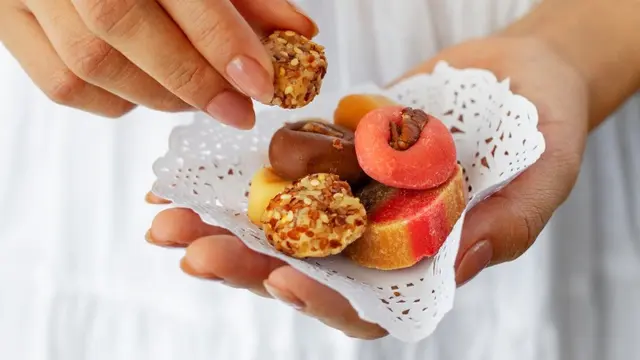 Tips makan kue lebaran (Foto: freepik)