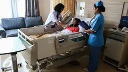 Dokter dan perawat sedang memeriksa pasien rawat inap executive level di RS Royal Progress Sunter, Jakarta, Kamis (28/7). Rawat inap yang berada di lantai 6 itu memberikan pelayanan kesehatan paripurna. (Liputan6.com/Fery Pradolo)