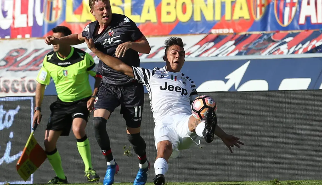 Penyerang Juventus, Paulo Dybala, melakukan tendangan salto ke gawang Bologna pada giornata terakhir Liga Italia Serie A 2016-2017 di Stadion Renato Dall'Ara, Minggu (28/5/2017). Juventus menang 2-1. (EPA/Giorgio Benvenuti)