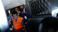 Rachmat Yasin masuk mobil tahanan dan ditahan di Rutan KPK yang terletak tidak jauh dari Gedung KPK (Liputan6.com/Faisal R Syam)