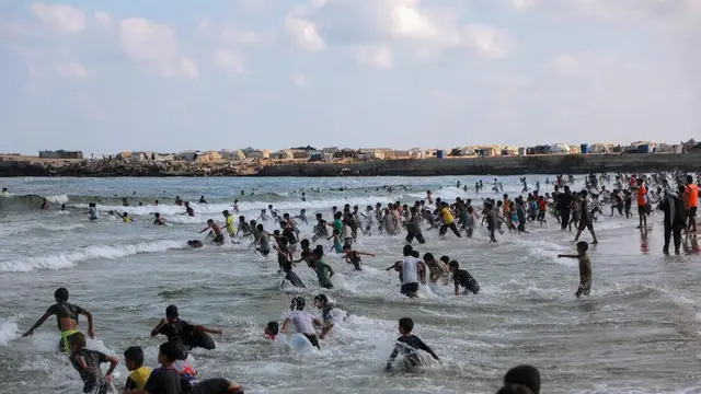Anak-anak Gaza bermain dalam acara renang