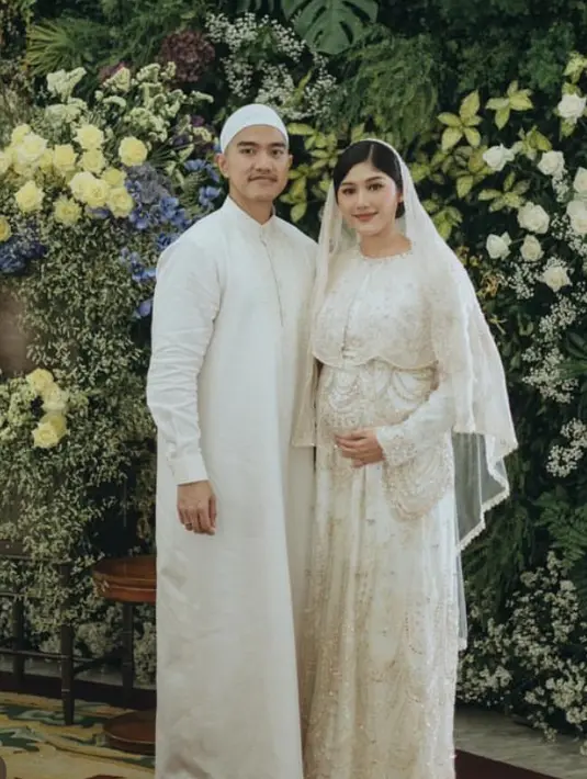 Erina Gudono juga baru saja mengadakan tasyakuran 4 bulanan untuk kehamilan pertamanya. Ia pun tampil dengan dress berpayet warna kecoklatan. [@erinagudono]