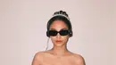 Azizah Salsha cosplay jadin Anne Hathaway di film Princess Diaries yang terkenal. Ia kenakan strapless dress dan gloves putih dipadukan dengan crown minimalis dan headphone [@azizahsalsha_]