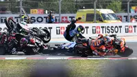 Kekacauan pada start balapan MotoGP Hungaria 2026 yang awalnya disebabkan kecelakaan yang dialami Jorge Martin. (Ferenc ISZA / AFP)