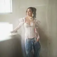 Lihat di sini tampilan Eva Celia padukan kebaya dengan celana jeans. [@evacelia].