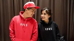 Kekompakan pasangan yang menikah pada 3 Oktober 2015 ini juga terlihat dari foto maupun video di media sosial. Bahkan, potret keduanya menggunakan baju couple sering kali mencuri perhatian netizen. (Liputan6.com/IG/@chelseaoliviaa)