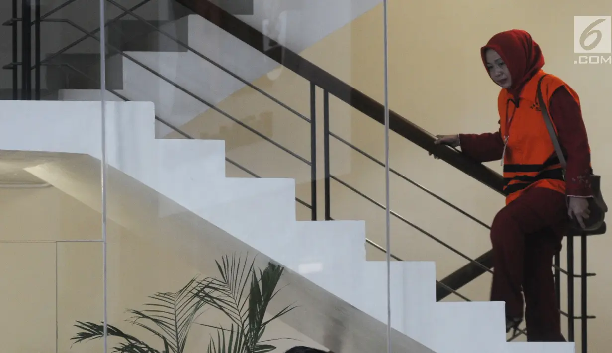 Isteri muda Bupati Bengkulu Selatan Dirwan Mahmud, Hendrati bersiap menjalani pemeriksaan di Gedung KPK, Jakarta, Rabu (23/5). Ini merupakan pemeriksaan perdana Hendrati pascapenahanan setelah terjaring OTT KPK. (Merdeka.com/Dwi Narwoko)
