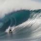 Peselancar John Florence menjelajah ombak besar di Pantai Utara O’ahu, Hawaii, Senin (26/11). (Brian Bielmann / AFP)