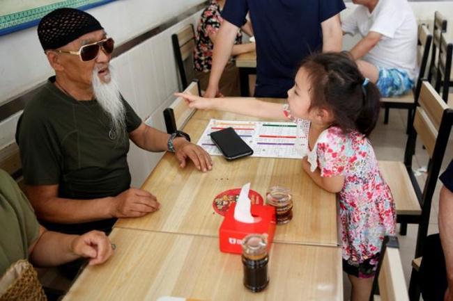 Selain mencintai Kungfu, kakek Langsing juga mencintai keluarganya | Photo: Copyright reuters.com